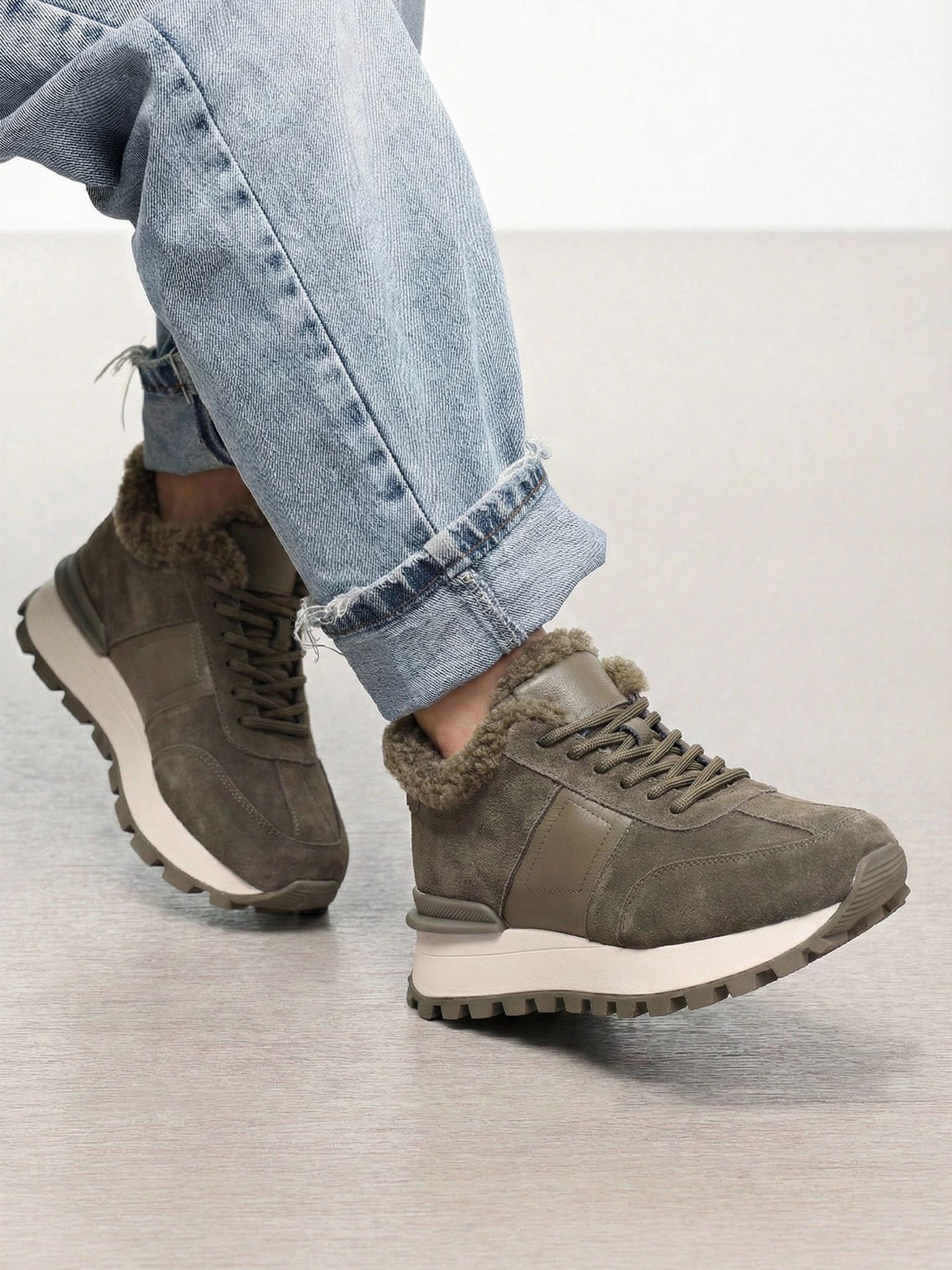 Кроссовки комбинированные зеленого цвета на рельефной подошве